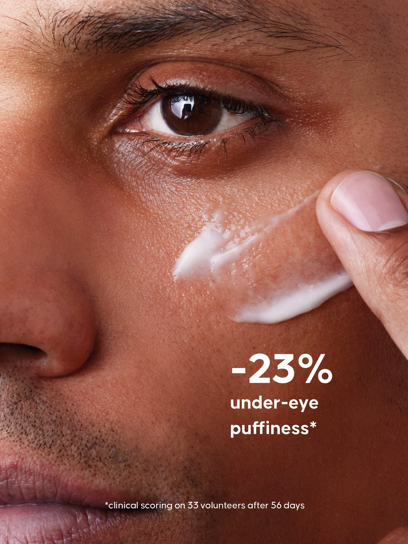 Nahaufnahme einer Person, die Creme auf ihre Wange aufträgt, mit einem Text, der -23% Schwellungen unter den Augen angibt.