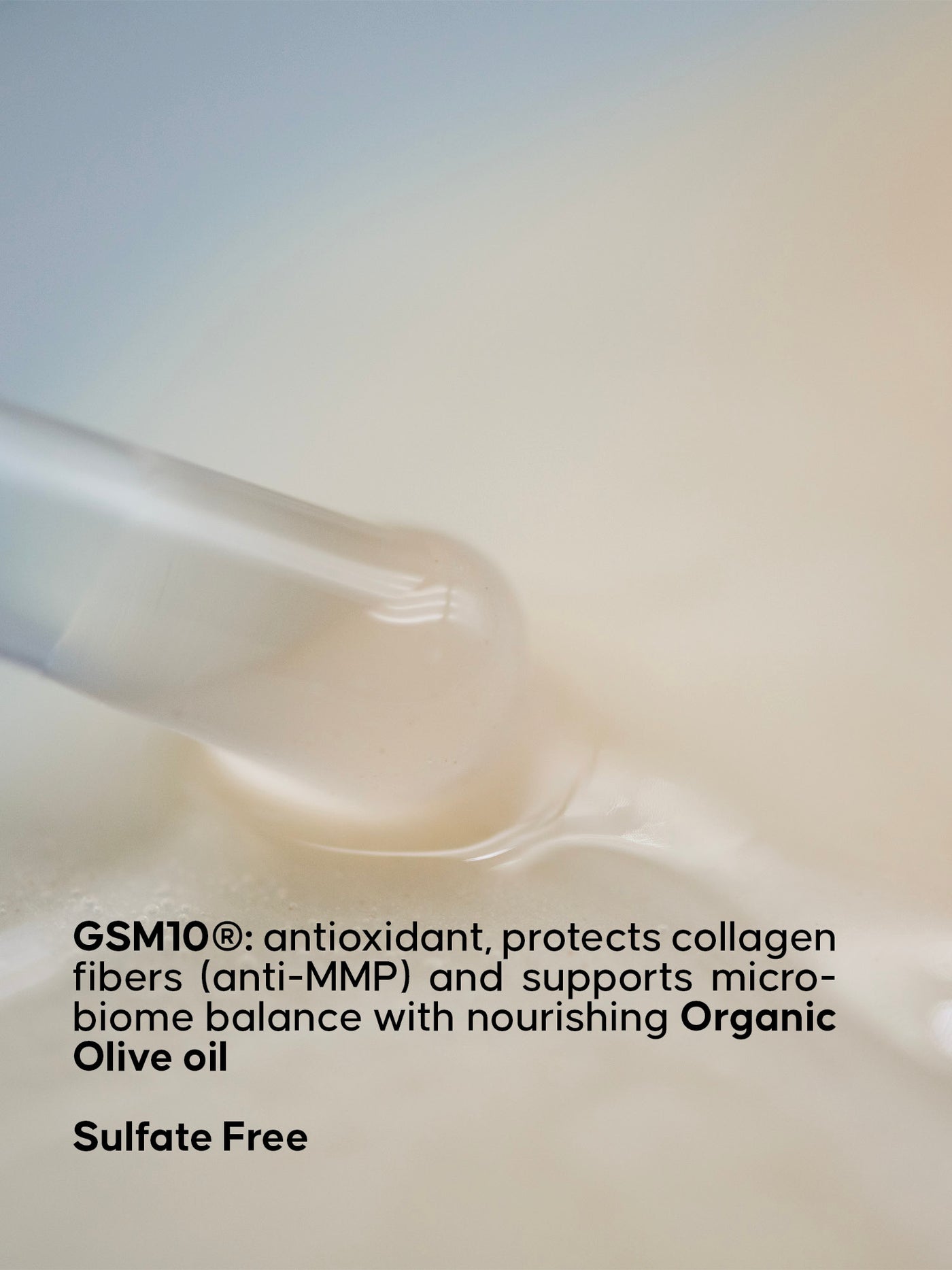 Crèmetextuur met tekst over de antioxidante eigenschappen van GSM10 op een onscherpe achtergrond. Tekst die aangeeft dat het product sulfaatvrij is