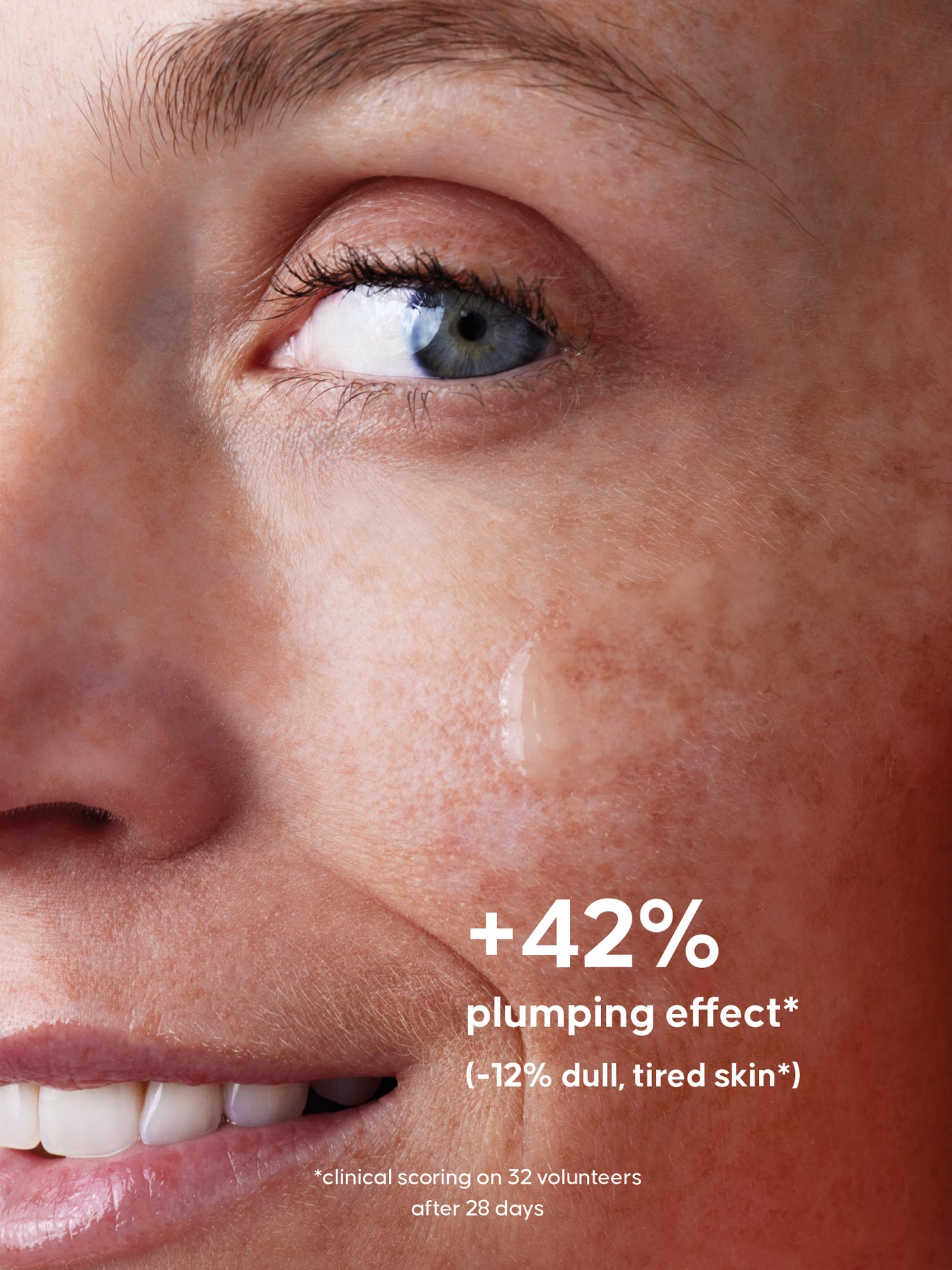 Gros plan sur l'œil d'une personne avec un texte mettant en avant un effet repulpant de 42 % sur la peau et -12 % de peau terne et fatiguée.